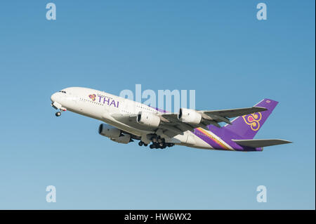 Un siège cinq cents Thai Airways Airbus A380 au départ dans un ciel bleu limpide de l'aéroport de Heathrow, Londres, UK Banque D'Images