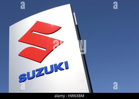 Concessionnaire Suzuki sign against blue sky Banque D'Images