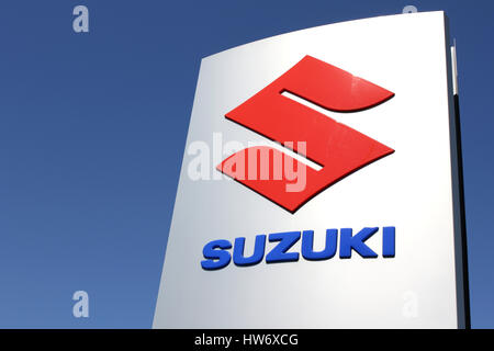 Concessionnaire Suzuki sign against blue sky Banque D'Images