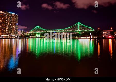 Voir l'histoire du Bridge at night de l'autre côté de la rivière Brisbane. Photo obtenues à l'aide d'une longue exposition. Saisir le reflet de la ville lumière ! Banque D'Images