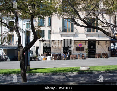 PALMA DE MAJORQUE, ESPAGNE - 17 mars 2017 : Cuba bar Colonial à l'extérieur de l'autre côté de la rue, un jour ensoleillé, le 17 mars 2017 à Palma, Majorque, Espagne. Banque D'Images