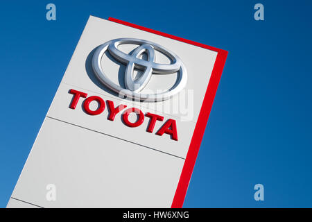 Concessionnaire Toyota sign against blue sky Banque D'Images