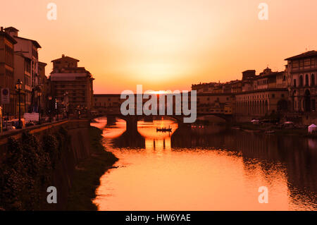 Coucher de soleil romantique sur le Ponte Vecchio à Florence, Italie Banque D'Images