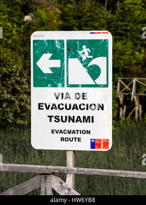 Panneau indiquant les itinéraires d'évacuation en cas de tsunami, Caleta Tortel, région de l'Aysen, Patagonie, Chili Banque D'Images