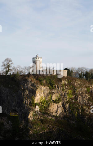 Observatoire de Clifton, donnant sur la Gorge d'Avon, à Bristol, Angleterre. Le bâtiment a été construit comme un moulin et accueille maintenant une caméra obscura. Banque D'Images