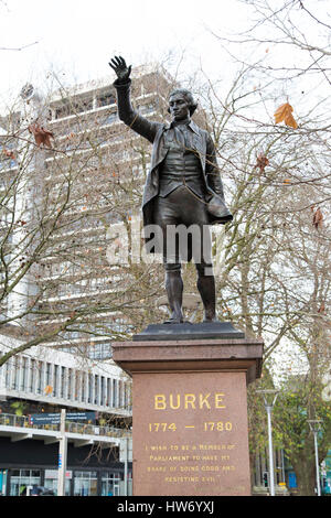 Statue d'Edmund Burke à Bristol, Angleterre. Burke était un penseur libéral et homme d'État irlandais et a été membre du Parlement pour Bristol. Banque D'Images