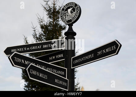 Sign post pointant vers Constantinople, New York, Melbourne et les îles Falkland à Bristol, Angleterre. Banque D'Images