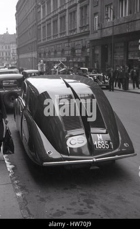 1938, historiques, manufacturered tchécoslovaque Tatra 87 saloon motorcar avec sa carrosserie unique et queue design, stationné dans une rue de Prague, Tchécoslovaquie. Banque D'Images