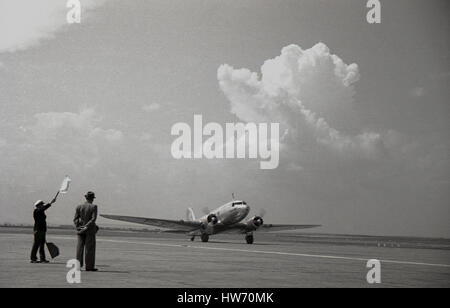 Années 1930, historiques, propellered KLM aircraft taxer sur la piste après l'atterrissage à l'aéroport, Prague-Ryzyne la Tchécoslovaquie. Personne apte à vous attend l'arrivée de l'aéronef. Banque D'Images