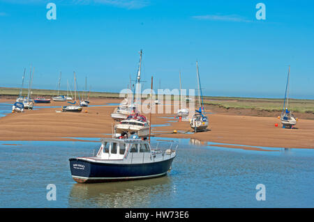 Wells Next the Sea, estuaire, yachts et bateaux à moteur sur banc, Norfolk, Banque D'Images