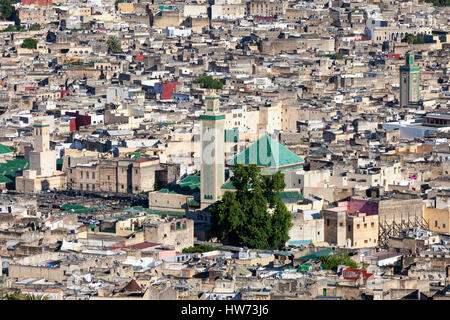 Fes, Maroc. Vieille Ville (Fès El-Bali), Zawiya de Moulay Idris (centre, avec sol carrelé minaret). Banque D'Images