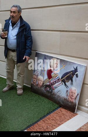 Londres, Royaume-Uni. 13 mars, 2017. Artiste satyrique Kaya Mar est à côté de l'une de ses peintures représentant le premier ministre Theresa mai et le Brexit Secr Banque D'Images