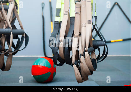 Différentes tailles de kettlebells haltères allongé sur plancher du gymnase. Matériel souvent utilisé pour la formation au crossfit fitness club Banque D'Images