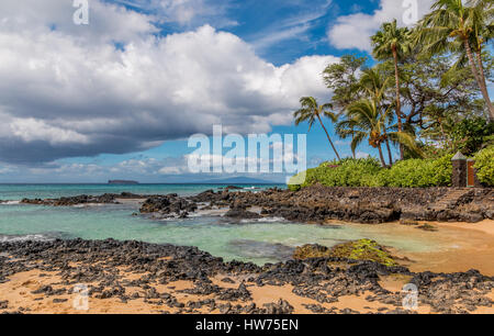 Vue de l'océan tropical paysages de Maui Hawaii regardant vers la zone de plongée populaire de l'Île Molokini. Banque D'Images