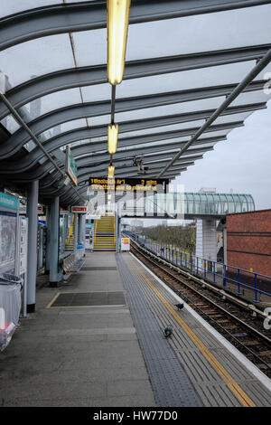 La station de peuplier, le Docklands Light Railway (DLR), Londres. Banque D'Images