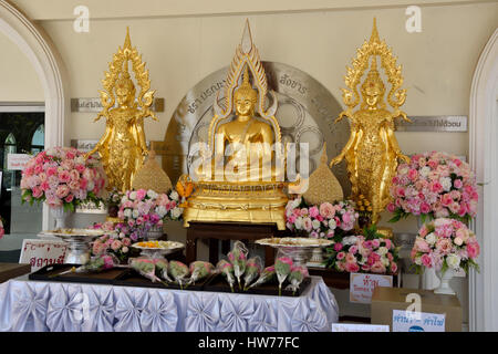 Un petit espace pour pryer et offrant sous les cinq Bouddhas Statue de Wat Phra Kaew Sorn à Khao Khor dans la province de Petchabun en Thaïlande Banque D'Images