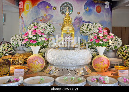 Un petit sanctuaire dans le chedi doré dans le complexe du temple de Wat Phra Kaew Sorn à Khao Khor en Thaïlande Banque D'Images