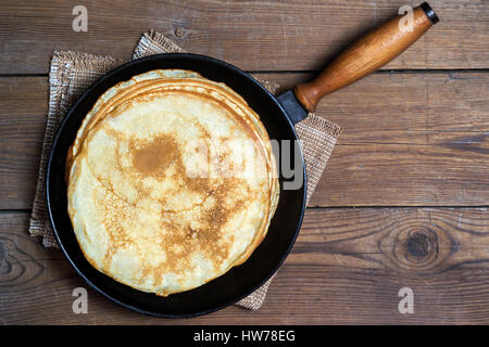 Pile de crêpes sur une poêle en fonte. Vue d'en haut. Mise à plat Banque D'Images