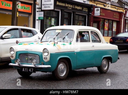 Vintage Ford Anglia dans le St Patricks Day Parade, Carrickmacross Banque D'Images