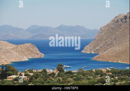 À la recherche jusqu'à la baie de Pedi sur l'île grecque de Symi. Banque D'Images