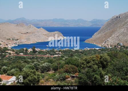 À la recherche jusqu'à la baie de Pedi sur l'île grecque de Symi. Banque D'Images