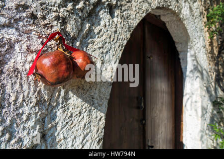 Deux grenades pour la bonne chance sur porte en bois traditionnel dans le Péloponnèse, Grèce Banque D'Images