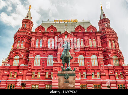 Vue panoramique de l'État Historical Museum et le maréchal Joukov statue, établissement emblématique du centre de Moscou, Russie Banque D'Images