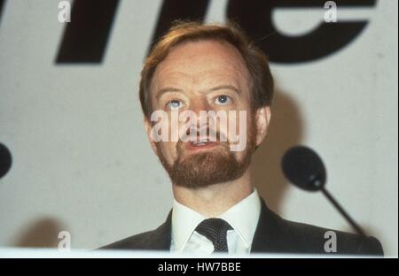 Robin Cook, Shadow Secrétaire d'État à la santé et membre du parti travailliste du Parlement pour Livingstone, assiste à une partie de la politique de la santé lancement à Londres, Angleterre le 6 décembre 1990. Banque D'Images