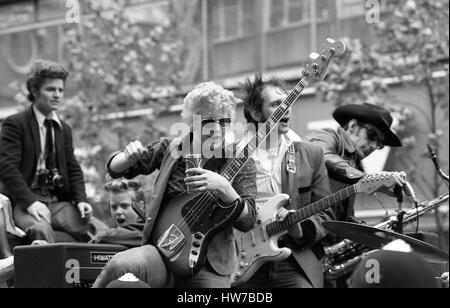 Groupe de rockabilly britannique The Flying Saucers joue en live pendant la campagne Radio Rock and Roll mars dans le centre de Londres, Angleterre le 15 mai 1976. La campagne visant à obtenir plus de style années 50 rock and roll la musique diffusée sur BBC Radio. Banque D'Images