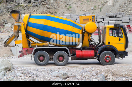 Camion malaxeur béton on construction site Banque D'Images