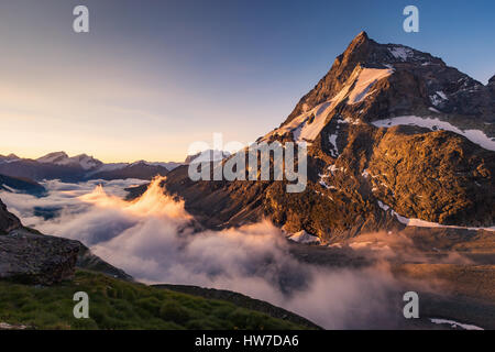 Alpenglow au lever du soleil sur le mont Cervin. Le côté nord-ouest, la crête de Zmutt. Vallée de Zermatt, Zmutt, Alpes Suisses. La Suisse. Banque D'Images