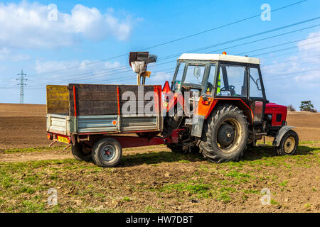 Ancienne remorque de tracteur à plateau sur le terrain, à l'exploitation Banque D'Images