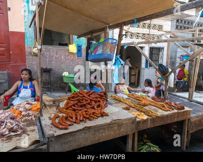 Iquitos, Pérou- 16 mai 2016 : différents types de viande locaux vendus sur le marché Banque D'Images