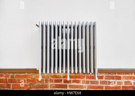 Radiateur de chauffage à l'ancienne sur un mur. Banque D'Images