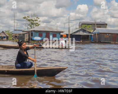 Iquitos, Pérou- 16 mai 2016 : bateau sur l'eau "route" dans le sud de l'estate. Banque D'Images