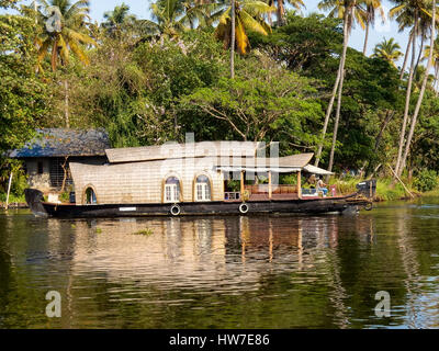 L'eau dormante avec péniche à Alleppey, Kerala, Inde Banque D'Images