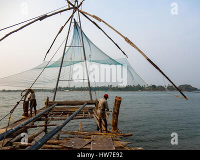 Les pêcheurs avec grand filet à Kochi, Kerala, Inde Banque D'Images