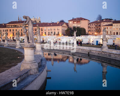 Padoue, Italie - le 21 janvier 2017 : Canal sur square Prato della Valle à Padoue ville. Square est un elliptique de 90 000 mètres carrés - c'est le plus grand squa Banque D'Images