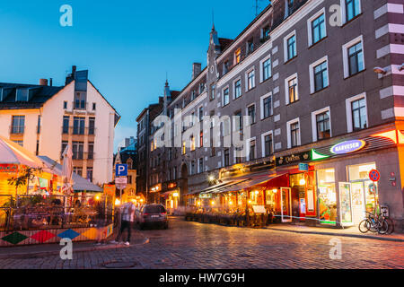 Riga, Lettonie - 1 juillet 2016 : l'éclairage du soir ou de nuit dans la vieille ville sur Kalku Street. Banque D'Images