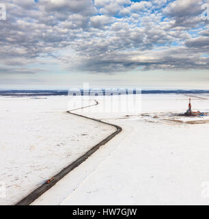 Oil derrick et route dans la toundra, la vue de dessus Banque D'Images