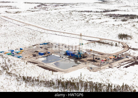 Oil derrick et route dans la toundra, la vue de dessus Banque D'Images