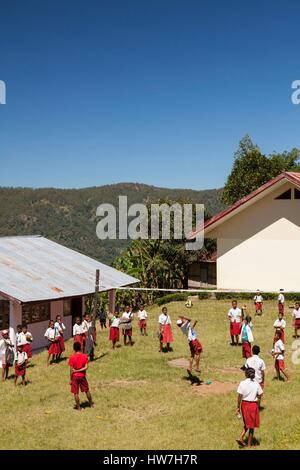 L'Indonésie, Timor Occidental, au sud du Timor central Regency, Nuapin, les enfants jouer au volley-ball à l'école Banque D'Images