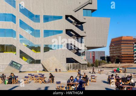 Espagne, Catalogne, Barcelone, Plaça de les Glories Catalanes, Museu del Disseny, le Design Museum (2014) avec la firme d'architectes MBM Arquitectes, parvis du musée avec l'extrême droite building bâtiment CMT (2010) conçu par architectes Enric Batlle et Joan Roig Banque D'Images