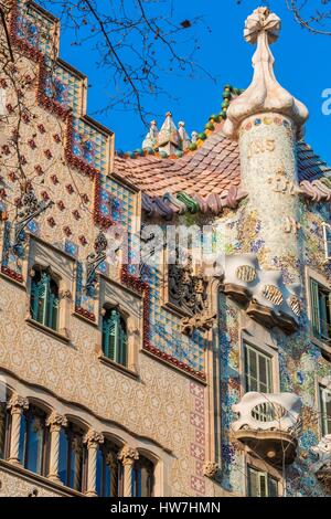 Espagne, Catalogne, Barcelone, Illa de la Discòrdia, Passeig de Gracia, La Casa Amatller de l'architecte Josep Puig i Cadafalch et la Casa Batllo, conçu par Antoni Gaudi et classé au Patrimoine Mondial par l'UNESCO Banque D'Images