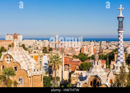 Espagne, Catalogne, Barcelone, Parc Guell conçu par l'architecte catalan Antoni Gaudi et construit entre 1900 et 1914 et inscrite au Patrimoine Mondial de l'UNESCO depuis 1984, les deux pavillons d'entrée Banque D'Images