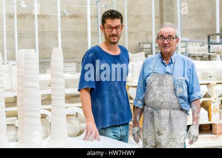 L'Espagne, la Catalogne, Rubi, atelier de céramique Apparatu, les deux générations de potiers, Xavier Manosa et père Joan Manosa Banque D'Images