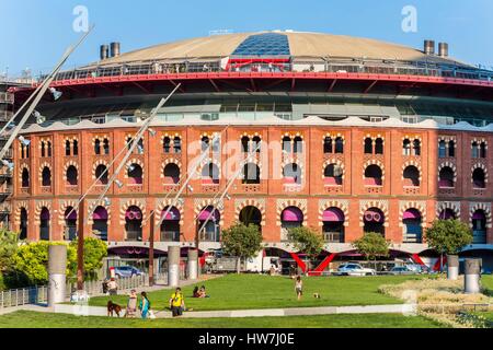 Espagne, Catalogne, Barcelone, Sants-Montjuïc, vu depuis le Parc Joan Miro Las Arenas (plus grandes arènes conçue en 1900 par l'architecte August Font i Carreras dans un style néo-mudéjar transformé par l'architecte Richard Rogers dans mall ) Banque D'Images