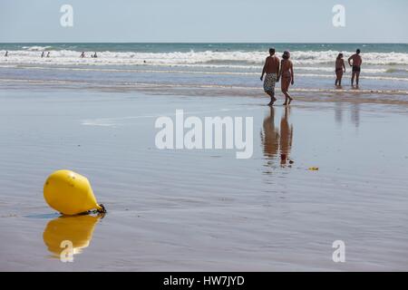 France, Vendée, Bretignolles sur Mer, les dunes plage en été, un couple en train de marcher sur la plage Banque D'Images