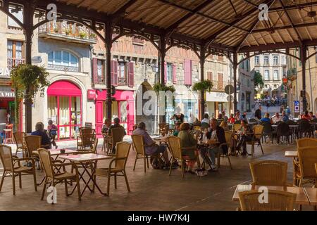 France, Lot, Figeac, terrasse de restaurant sous la place Carnot marché couvert Banque D'Images