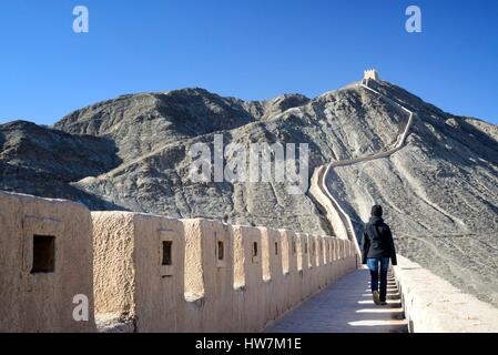 La Chine, la province de Gansu, extrémité ouest de la Grande Muraille de Chine, inscrite au Patrimoine Mondial de l'UNESCO, surplombant un grand mur près de Jiayuguan Banque D'Images